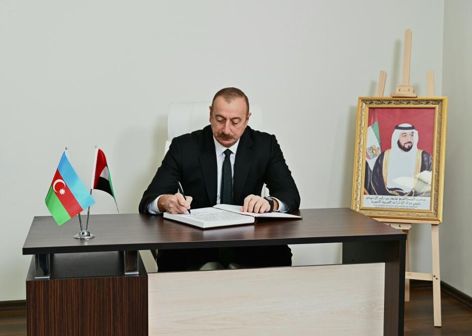 Президент Ильхам Алиев посетил посольство ОАЭ в Баку и выразил соболезнования в связи с кончиной Президента шейха Халифы ибн Заида Аль Нахайяна
