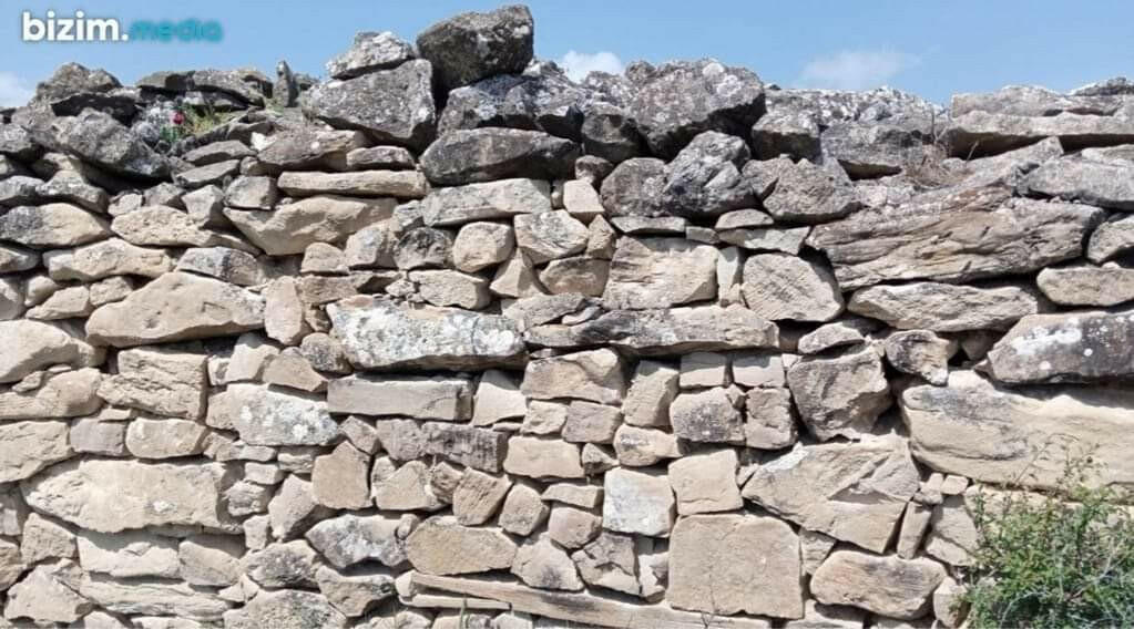 В Хызы обнаружены руины средневековой крепости