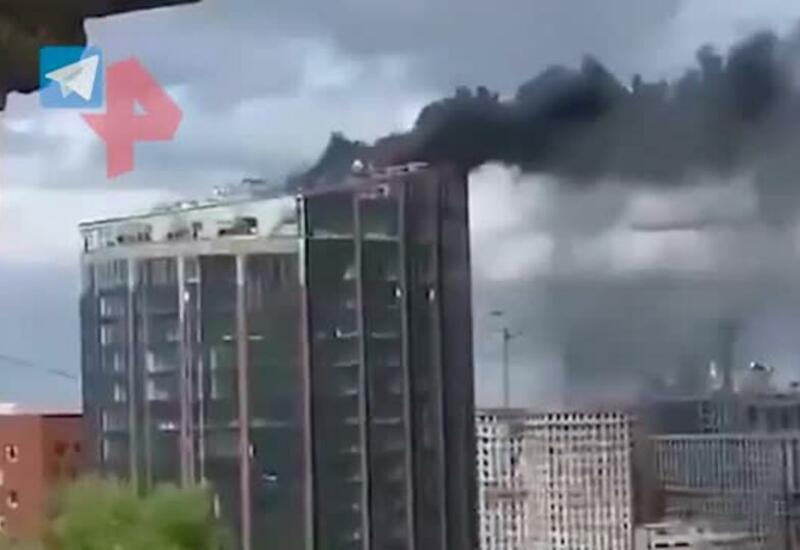 Стройматериалы загорелись на крыше многоэтажки в Москве
