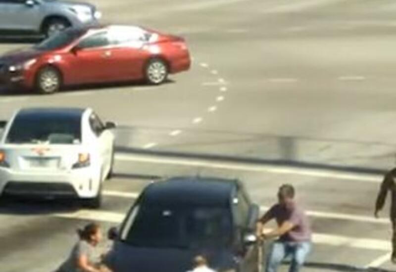 Незнакомцы голыми руками остановили машину с потерявшей сознание водительницей