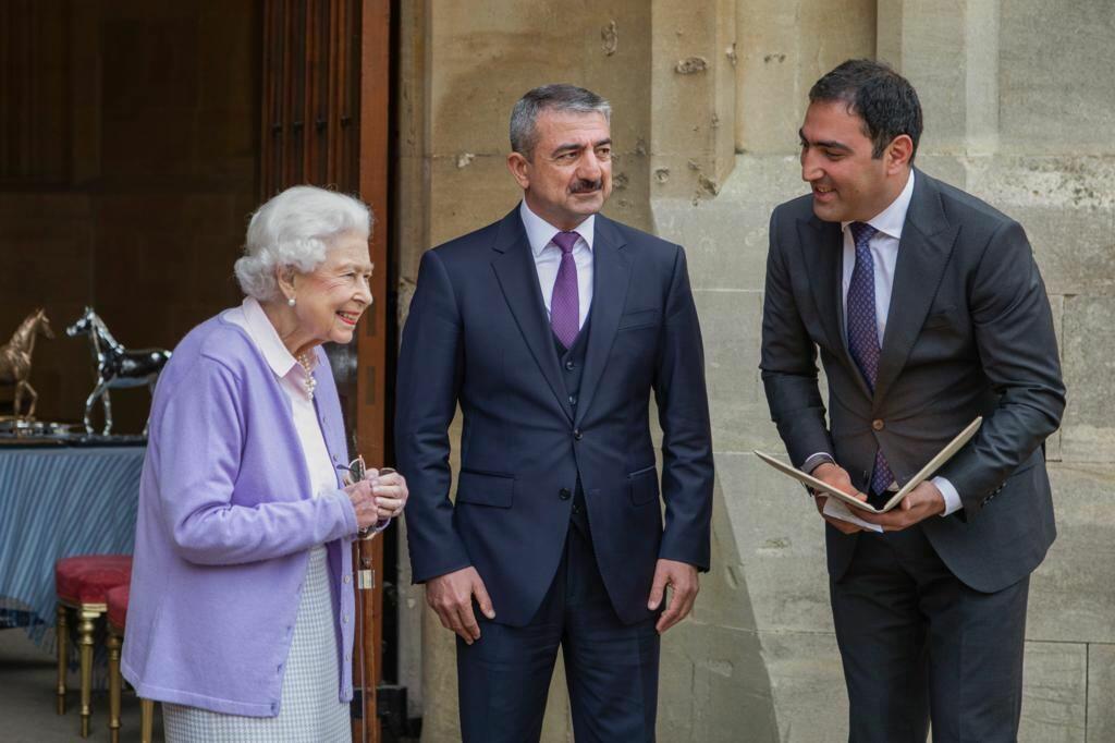 Британской королеве Елизавете II преподнесен подарок Президента Ильхама Алиева - карабахский скакун