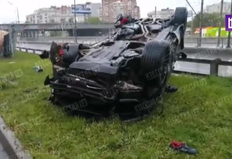 Автомобиль влетел в отбойник в Москве, есть погибший