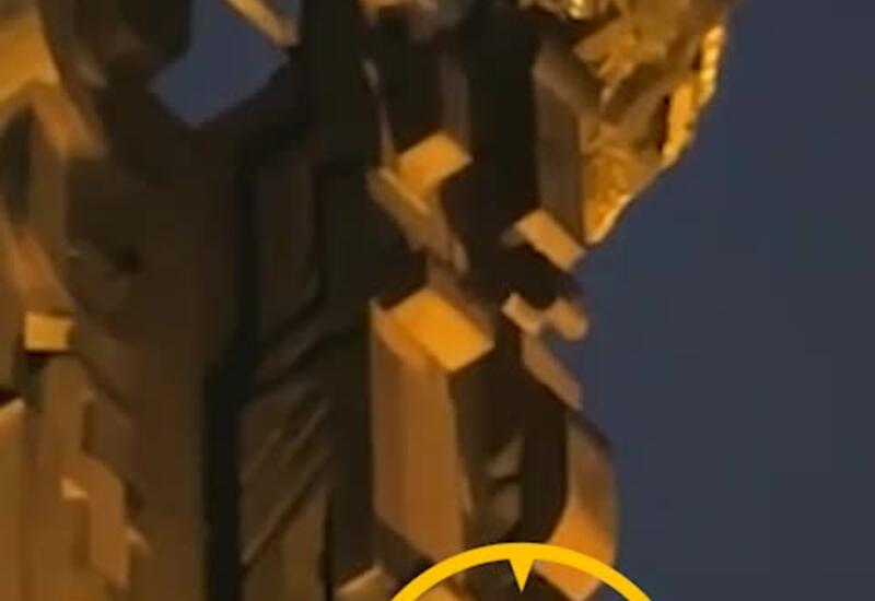 Москвич забрался на огромный монумент «Дружба навеки»