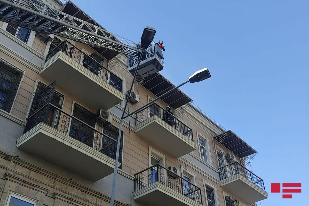В центре Баку пожар в жилом доме
