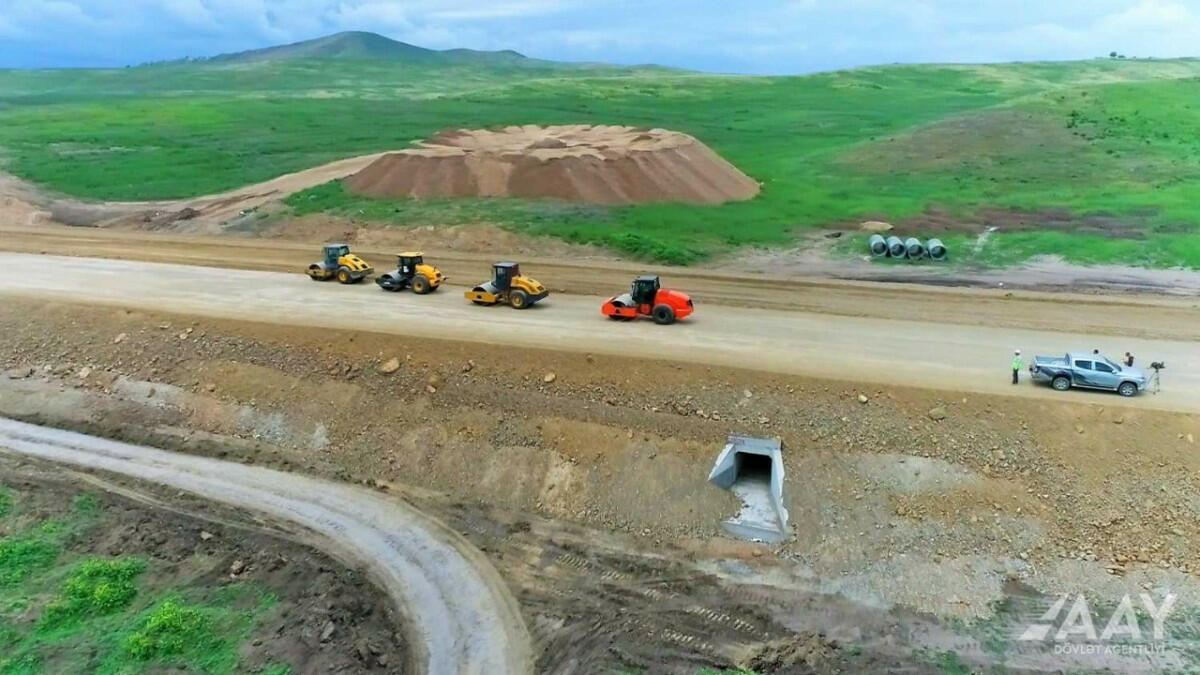 Продолжается строительство автодороги Физули-Агдам