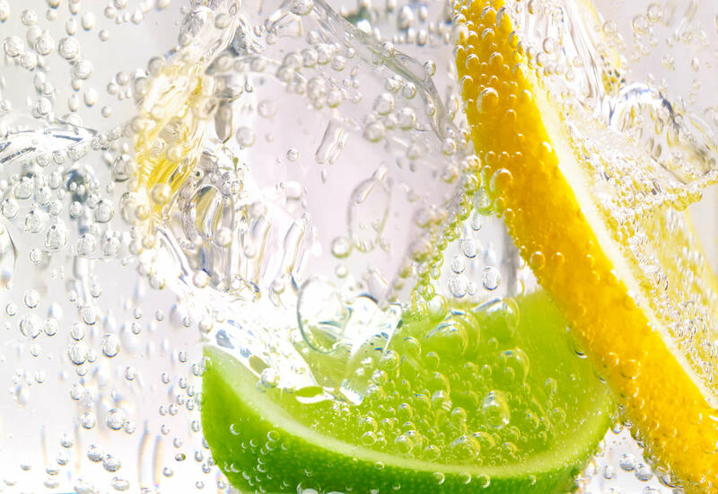 Названы два полезных свойства воды с лимоном