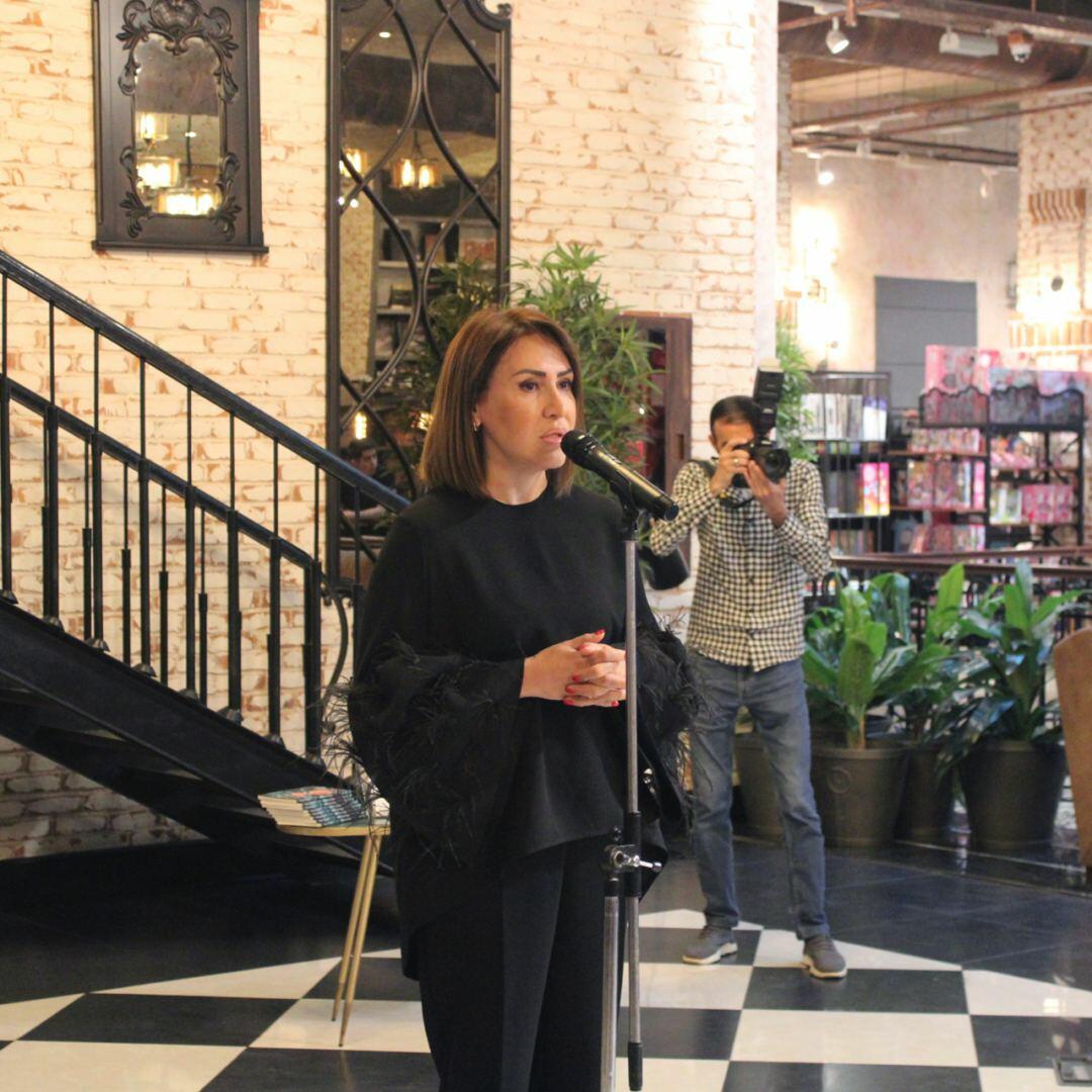 В Бакинском книжном центре прошла презентация книги "Mənim üçün qızılgül"