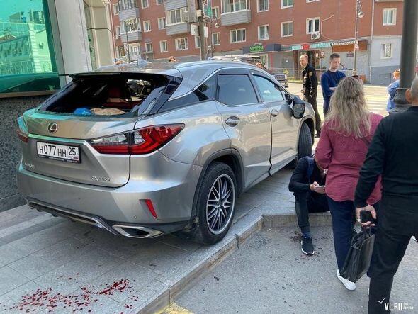 В России Lexus без водителя задавил двух пешеходов