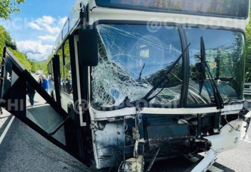 В Сочи автобус сорвался с горы и протаранил автомобили