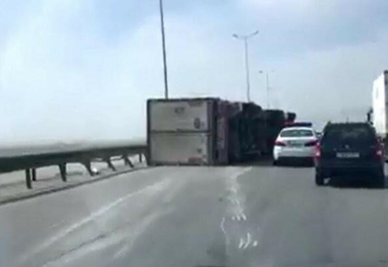 В Баку ветер опрокинул грузовик,