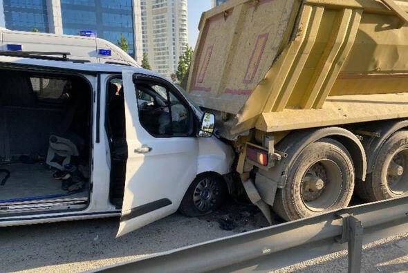 В Стамбуле микроавтобус с рабочими врезался в грузовик, есть пострадавшие