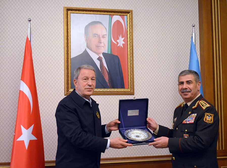 Хулуси Акар прибыл с рабочим визитом в Азербайджан