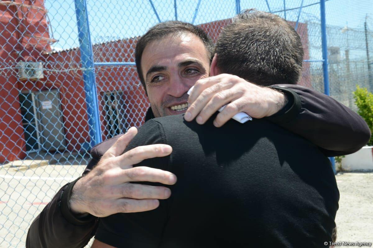 Первые минуты свободы: в Азербайджане исполняется распоряжение о помиловании