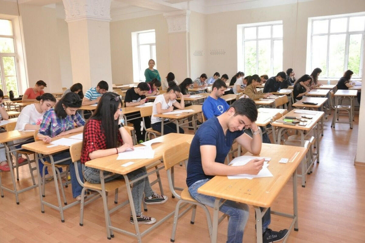Сдают экзамен на среднее образование. Экзамен в Азербайджане. Экзамены в Азербайджане 11 класс. Экзамены в 9 классе азербайджанской школе. Экзамен в вузе.
