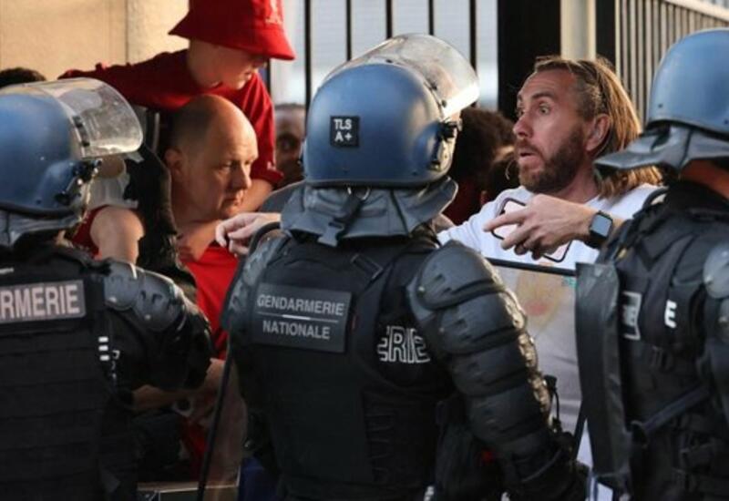 Полиция Франции избивает фанатов «Ливерпуля» дубинками