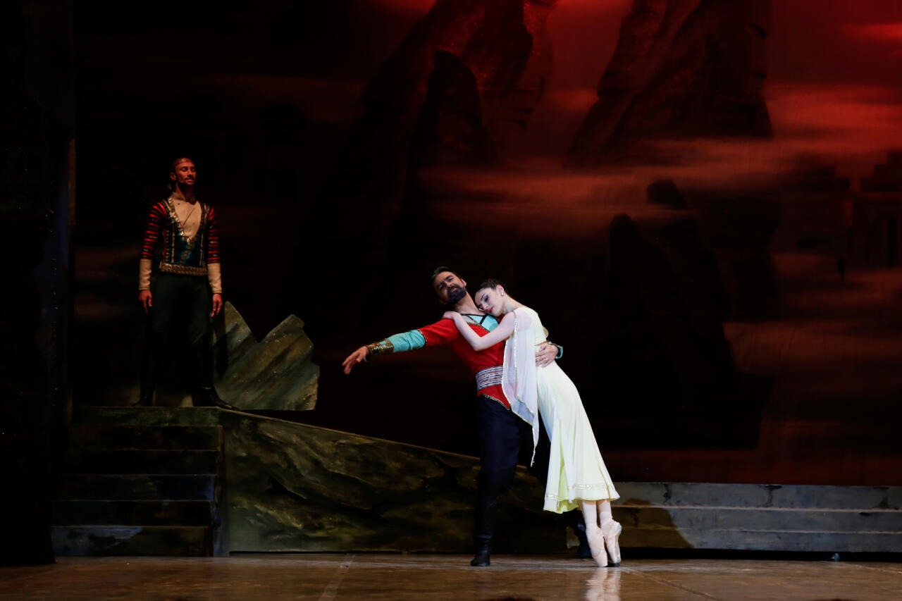 Балетный дастан на сцене Театра оперы и балета