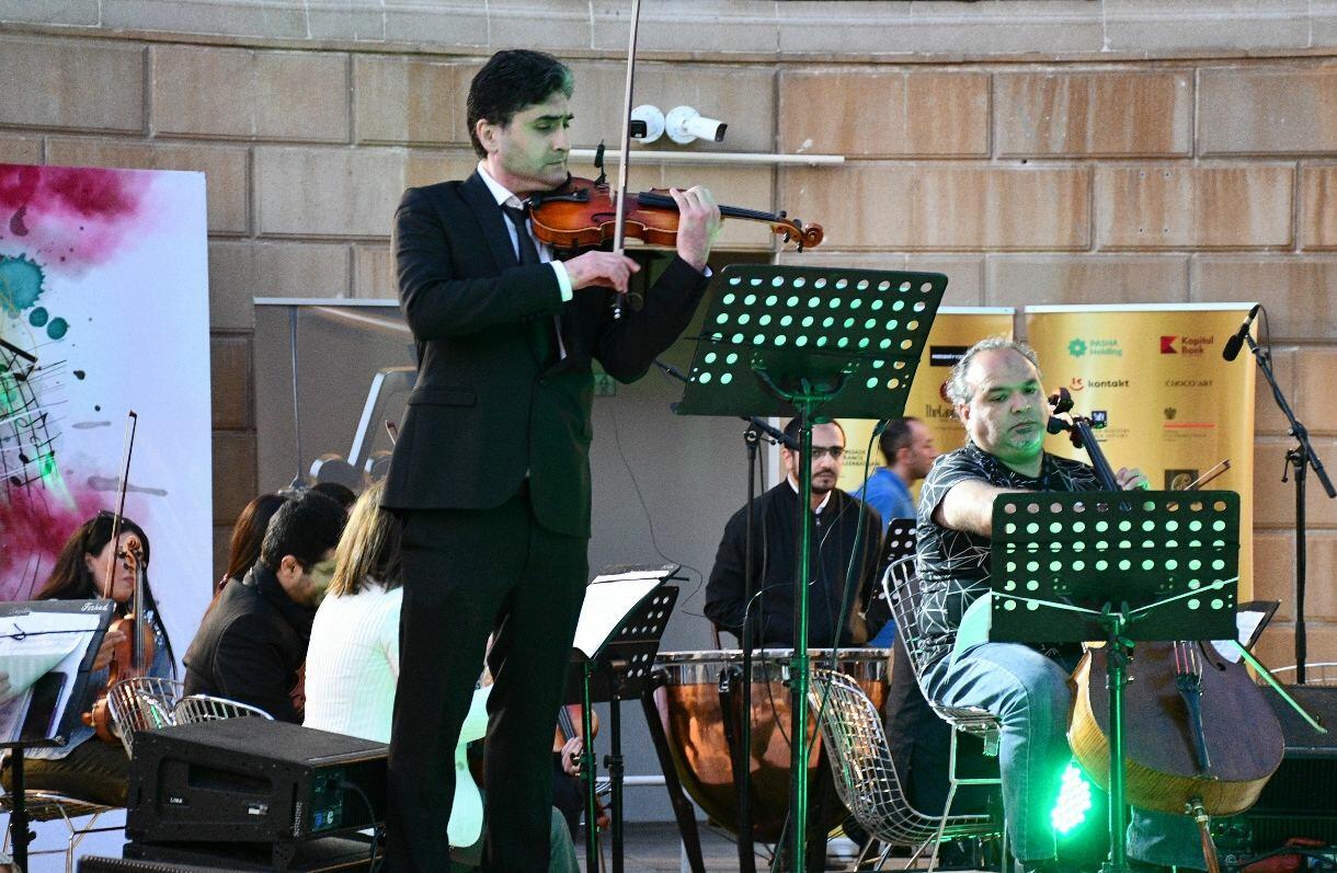 Великая музыка Бетховена под открытым небом вечернего Баку