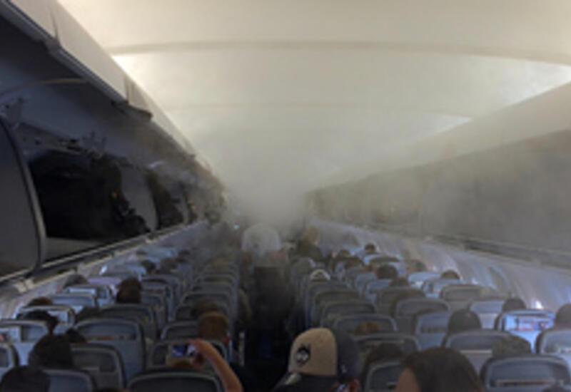 Стюардесса раскрыла причину появления тумана в самолете и удивила подписчиков