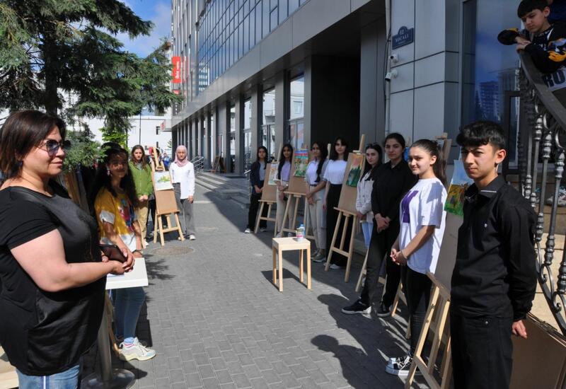 Пешеходный тротуар одной из улиц Баку украсили картинами