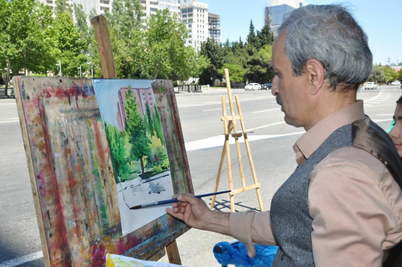 Пешеходный тротуар одной из улиц Баку украсили картинами