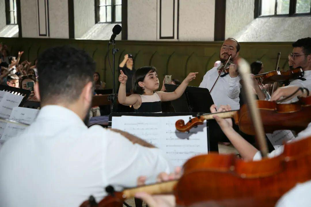 7-летней девочке дали подирижировать азербайджанским оркестром