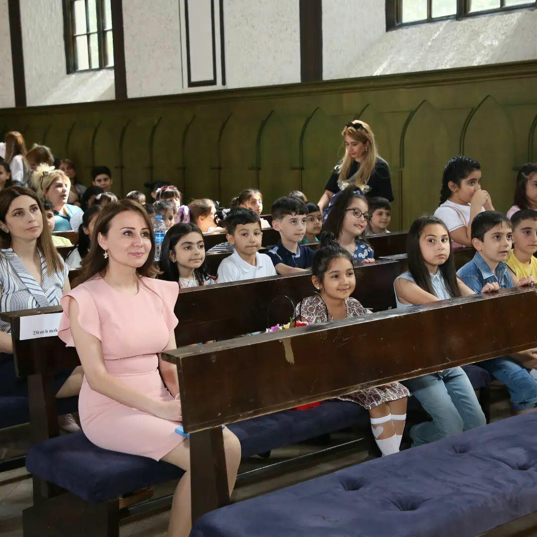 7-летней девочке дали подирижировать азербайджанским оркестром