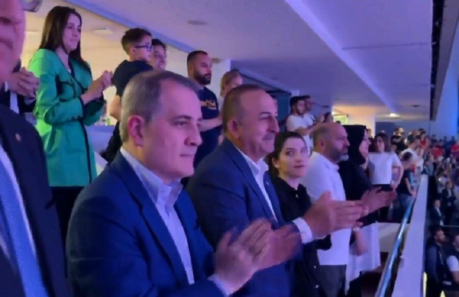 Çavuşoğlu Ceyhun Bayramovla Türkiyənin voleybol yığmasının oyununu izləyib