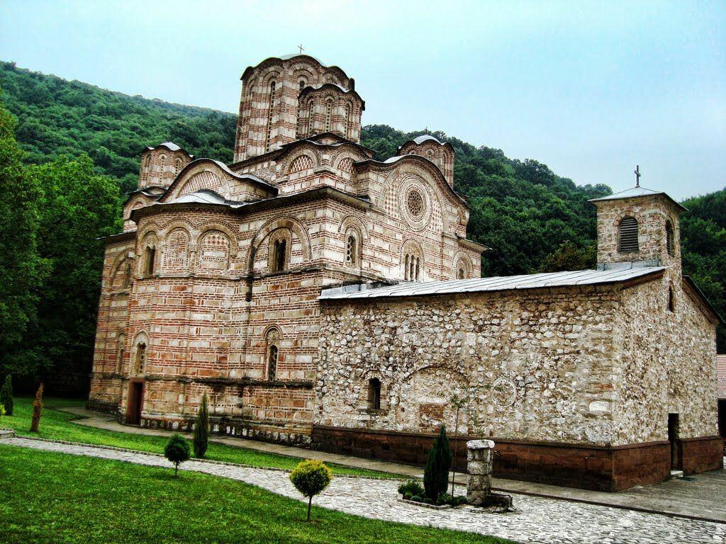 В Баку показали сербские монастыри