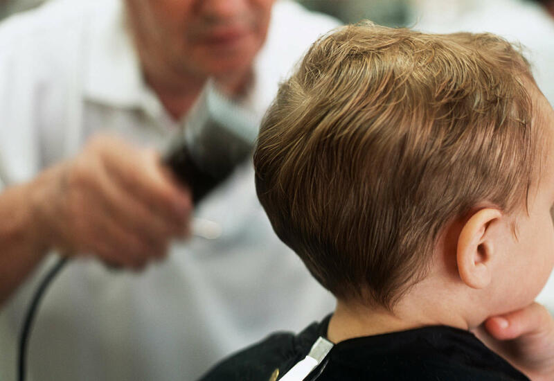 Педиатр объяснила, нужно ли брить ребенка наголо для роста волос