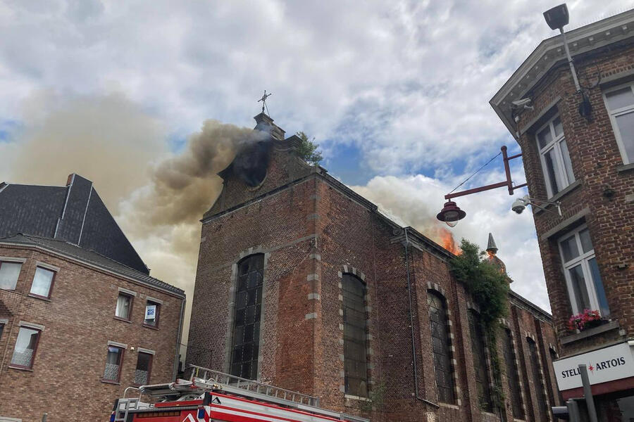 Пожар в церкви в Бельгии, шпиль рухнул на мостовую с людьми