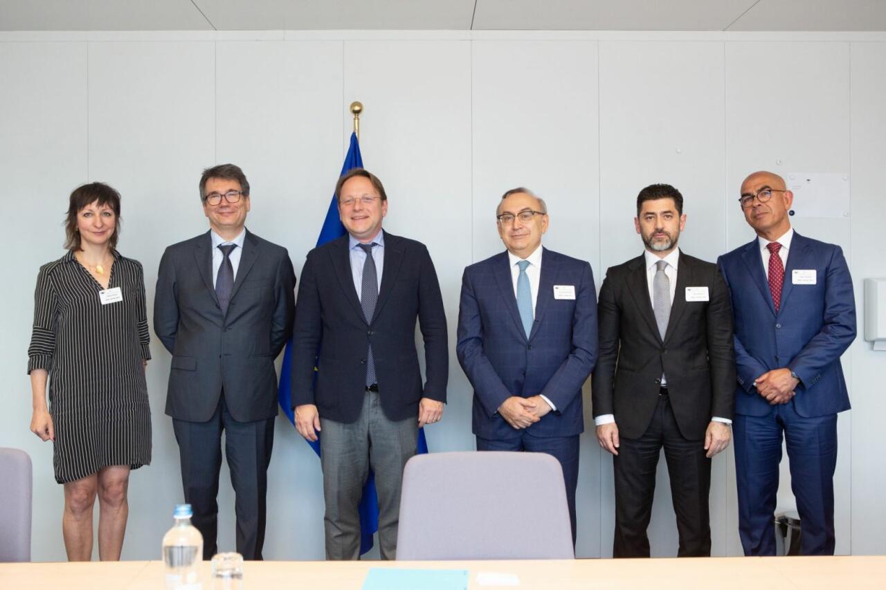 Комиссар ЕС обсудил с SOCAR увеличение поставок газа в Европу