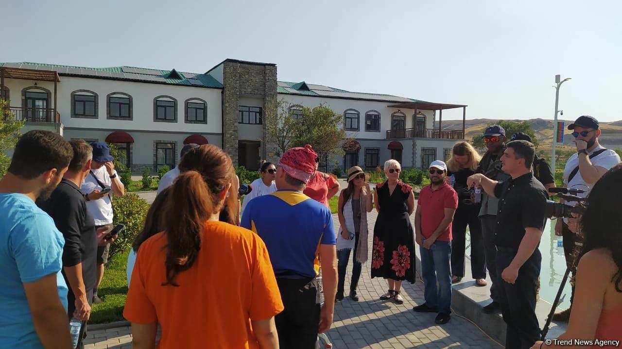 Группа международных путешественников посетила "умное село" Агалы