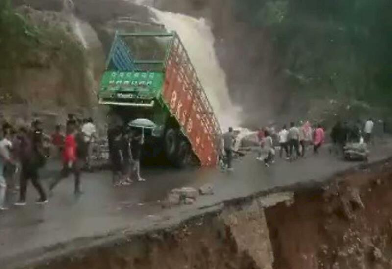 Размытый дождями горный серпантин обрушился под колёсами грузовика в Индии