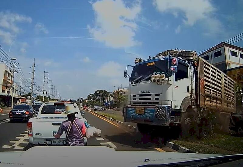 Уличная торговка чудом не угодила под колёса грузовика в Таиланде