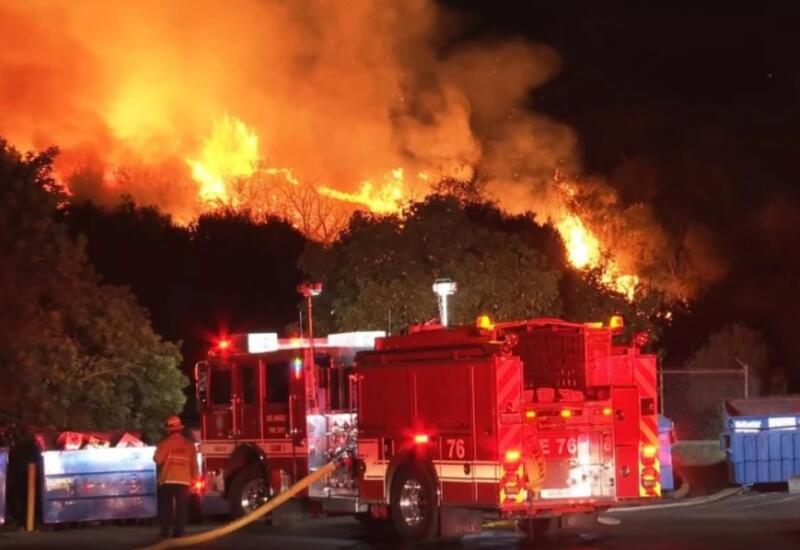 Пожар на Голливудских холмах в США