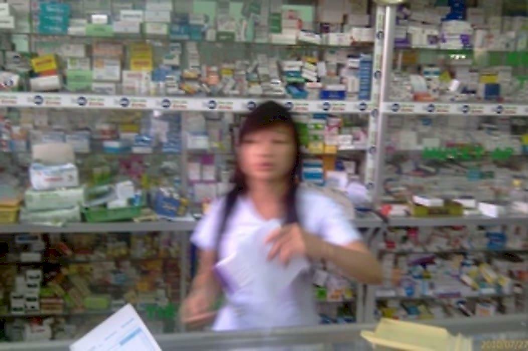 Работница аптеки, обрушив громоздкую стойку с медикаментами удивила сеть