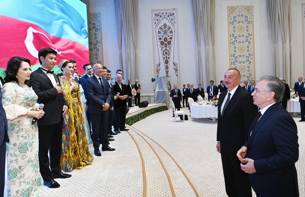 В честь Президента Ильхама Алиева от имени Президента Шавката Мирзиёева дан официальный прием