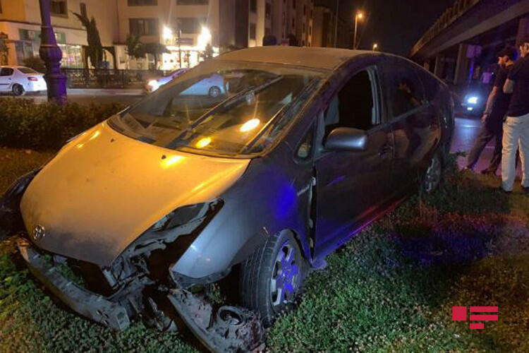 В Баку пьяный водитель совершил ДТП