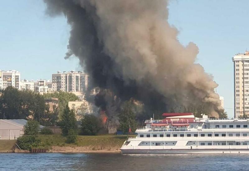Пожар охватил ангар на набережной в Петербурге