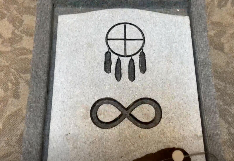 В Канаде разрешили наносить индейские символы на надгробия военных