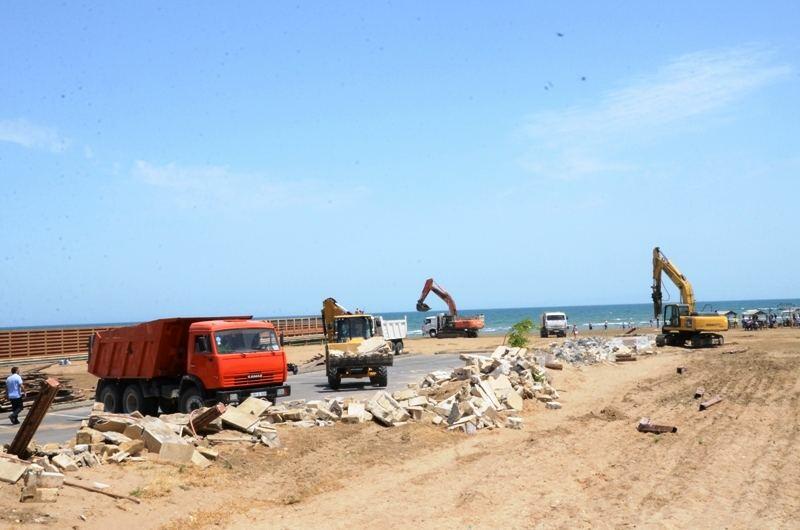 На берегу Каспия сносятся незаконные ограждения и строения