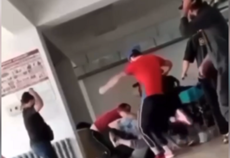 В Дагестане толпа мужчин избила бойца поп-ММА