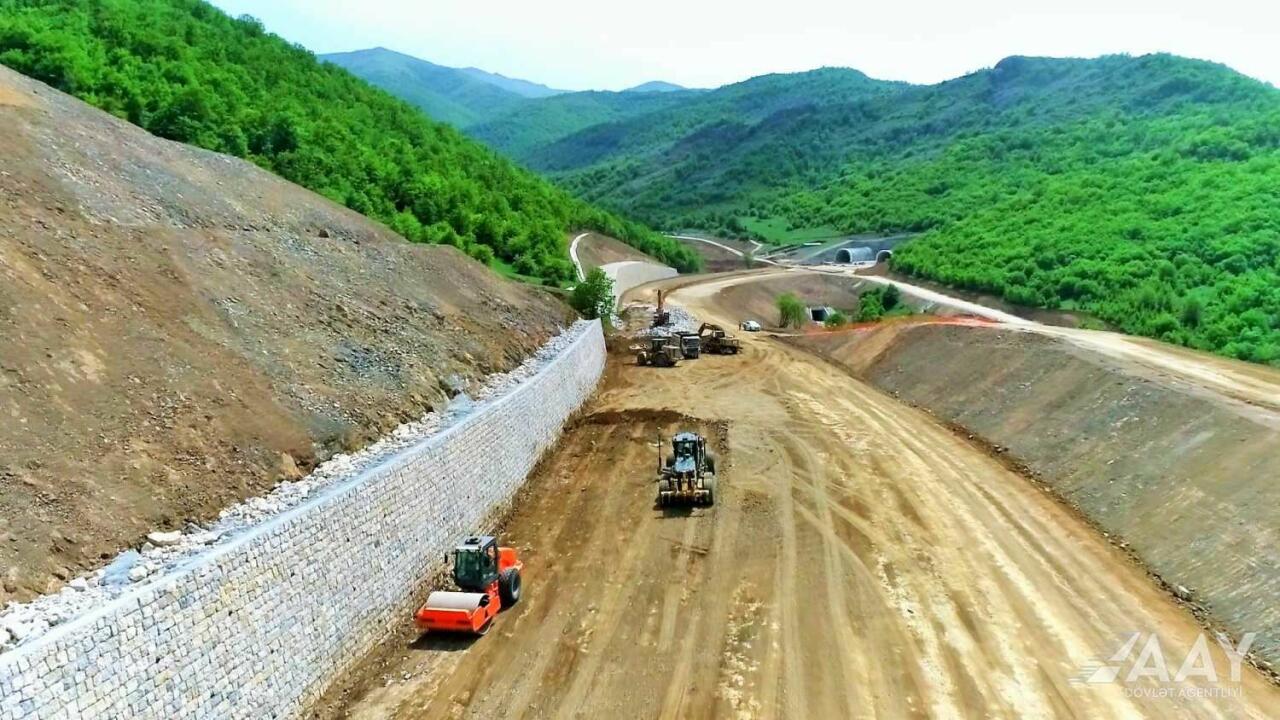 Так выглядит строительство новой дороги в Шушу