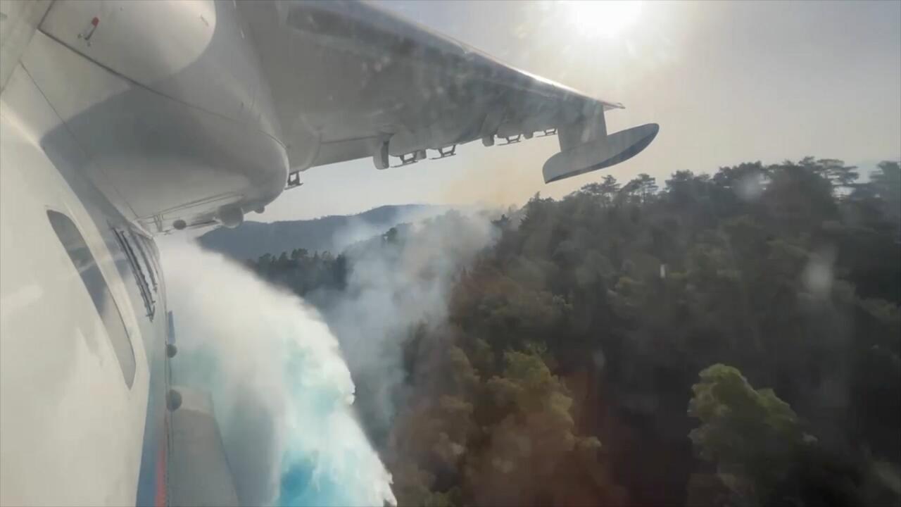 Азербайджанский самолет-амфибия приступил к тушению лесных пожаров в Турции