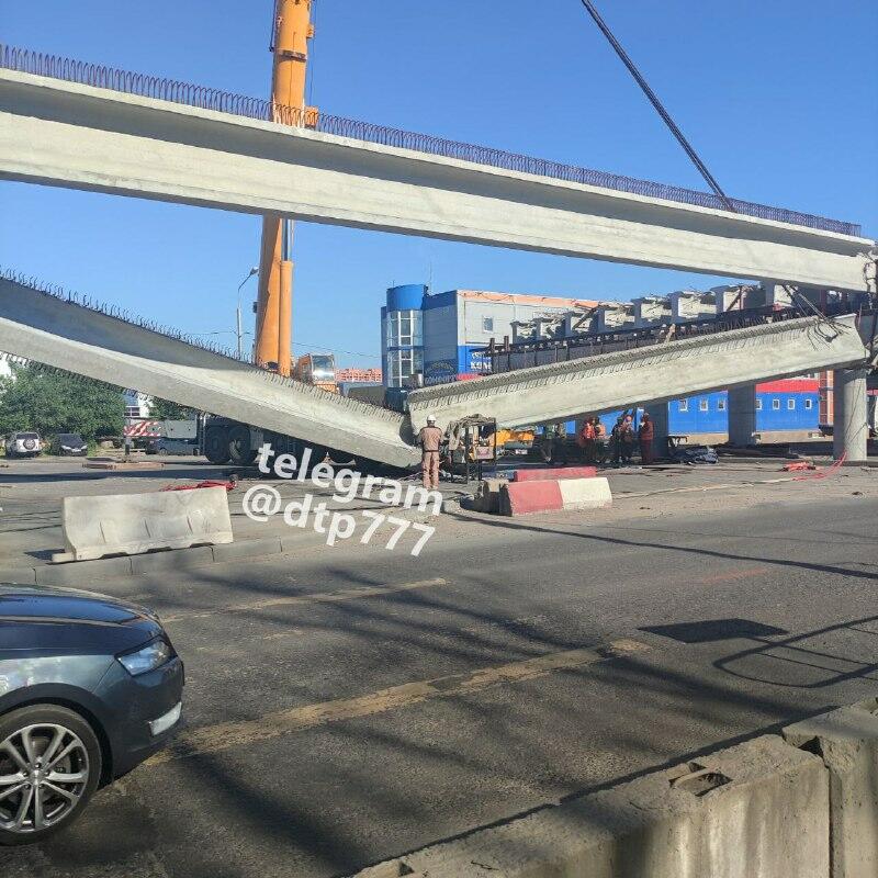 В Москве строящийся мост рухнул на проезжую часть