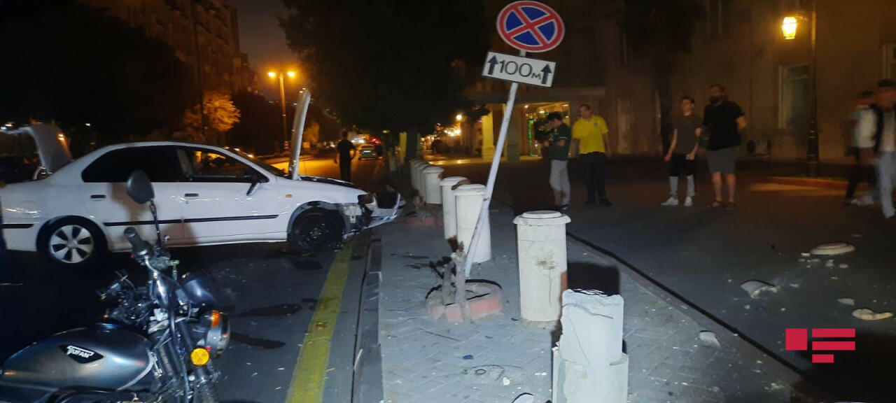 В Баку опрокинулся автомобиль, есть пострадавшие