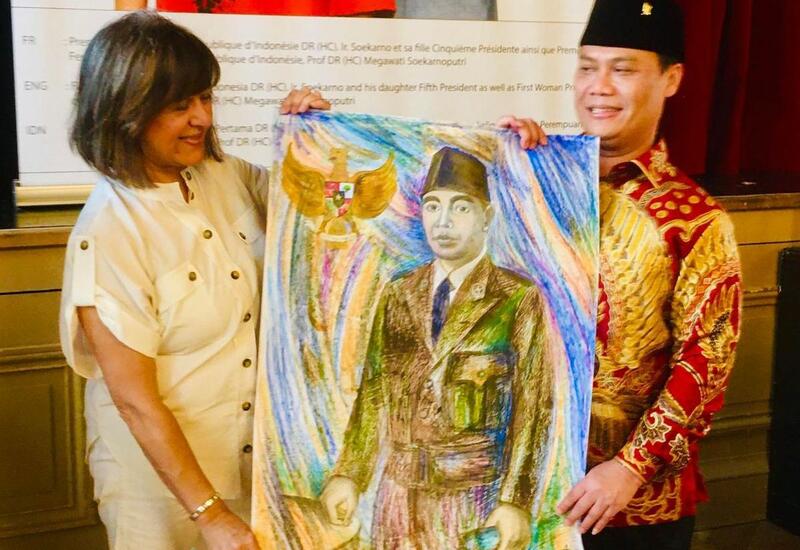 Известная азербайджанская художница написала портрет первого президента Индонезии