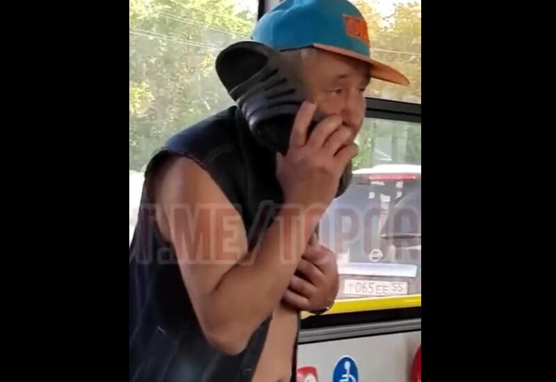 В омском автобусе мужчина, представившийся отцом Ольги Бузовой, разговаривал по тапку