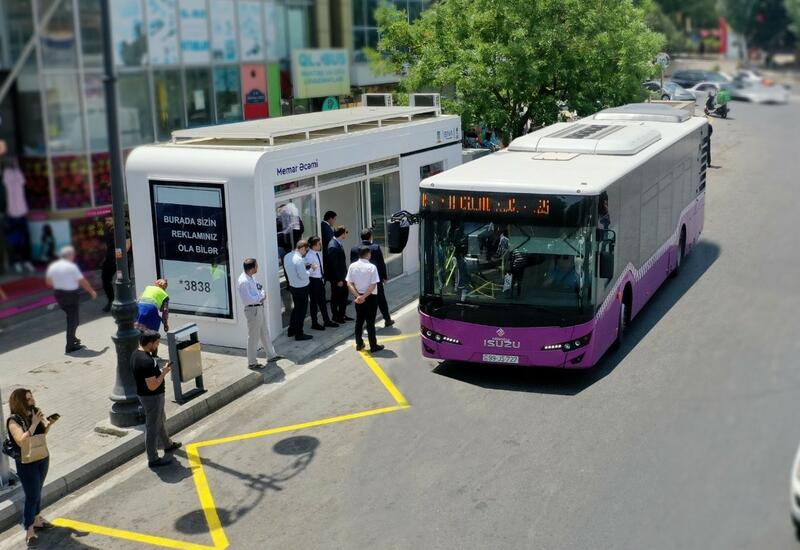 В Баку продолжается установка "умных" автобусных остановок