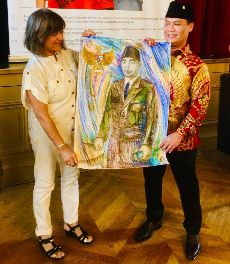 Известная азербайджанская художница написала портрет первого президента Индонезии